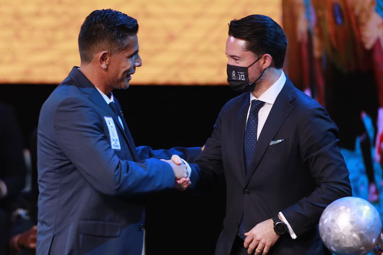 Ronaldinho fue la gran figura de la ceremonia de investidura al Salón de la Fama de la décima generación, en donde los grandes ausentes fueron Raúl González, Roberto Carlos, Fabio Cannavaro y Pia Sundhage.