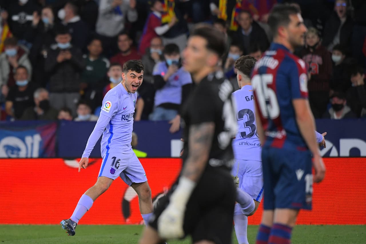 Barcelona venció al Levante con anotaciones de Pierre-Emerick Aubameyang, Pedri y Luuk de Jong; por los locales marcaron Morales y Melero, ambos por la vía del penal. Si bien anotaron dos tantos desde los 11 pasos, los granotas falllaron uno.