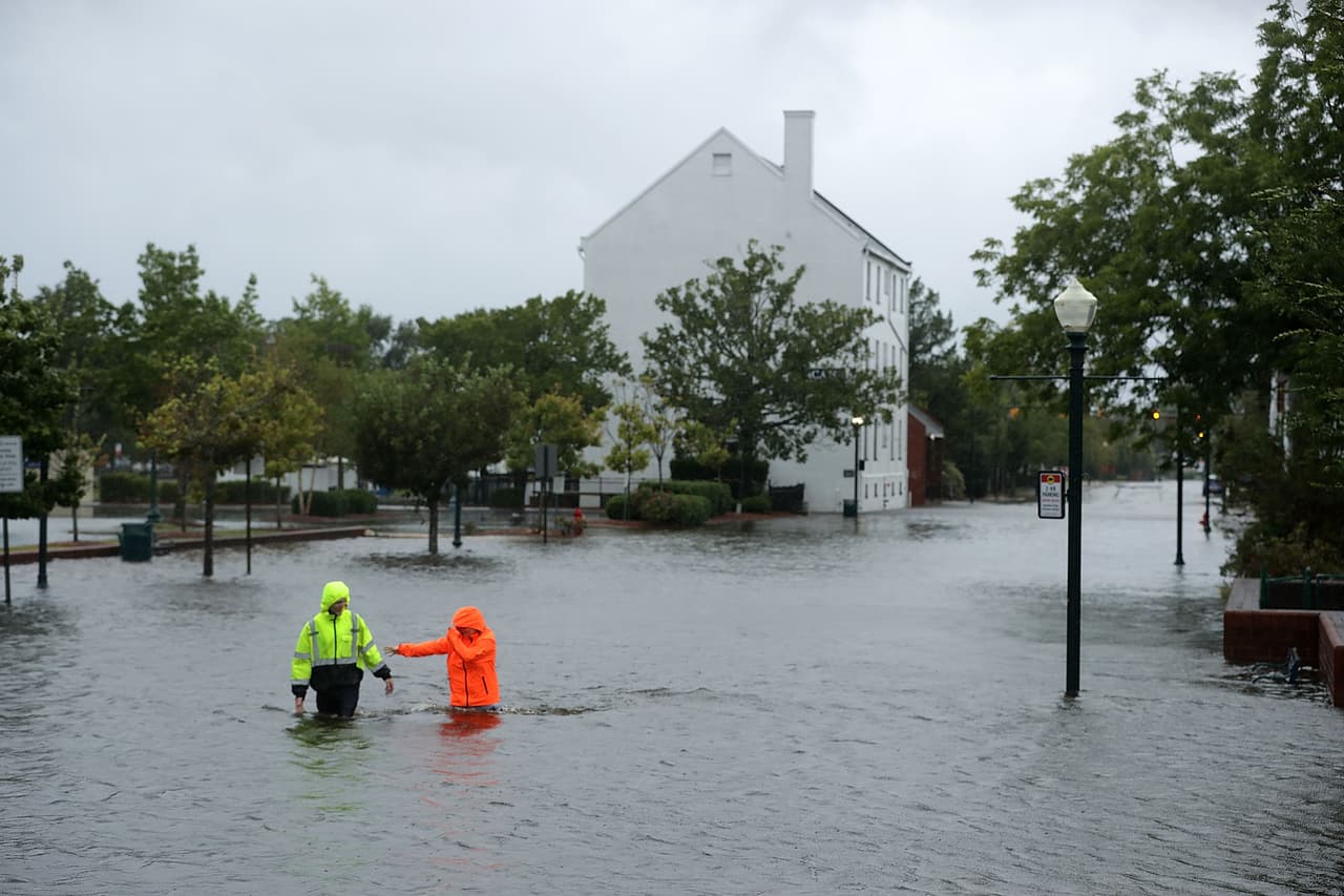 Las lluvias empezarona a azotar esta población desde el jueves en la noche, en la que ya los pobladores tenían que salir a caminar con las aguas a las rodillas.