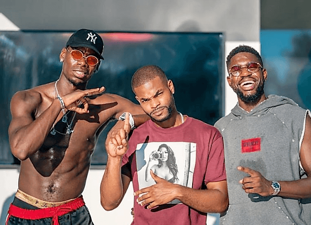 A escasos días de que los jugadores del FC Barcelona se reporten para la pretemporada con el club catalán, así aprovechan sus integrantes las últimas horas de las vacaciones. Aquí Samuel Umtiti (der).