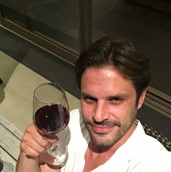 "
<b><a href="https://www.univision.com/famosos/se-portaron-horroroso-mark-tacher-no-volvera-a-casarse-por-su-mala-experiencia-con-cynthia-alesco-y-monica-fonseca-fotos" target="_blank">Se portaron horroroso </a></b>conmigo, desde el momento que firmé", dijo sin mencionar de manera explícita a sus exesposas.
<br>