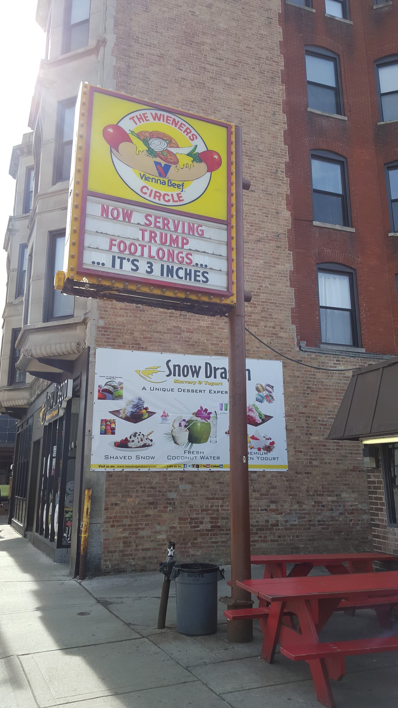 Su peculiaridad radica a que el hot dog mide sólo tres pulgadas de largo.