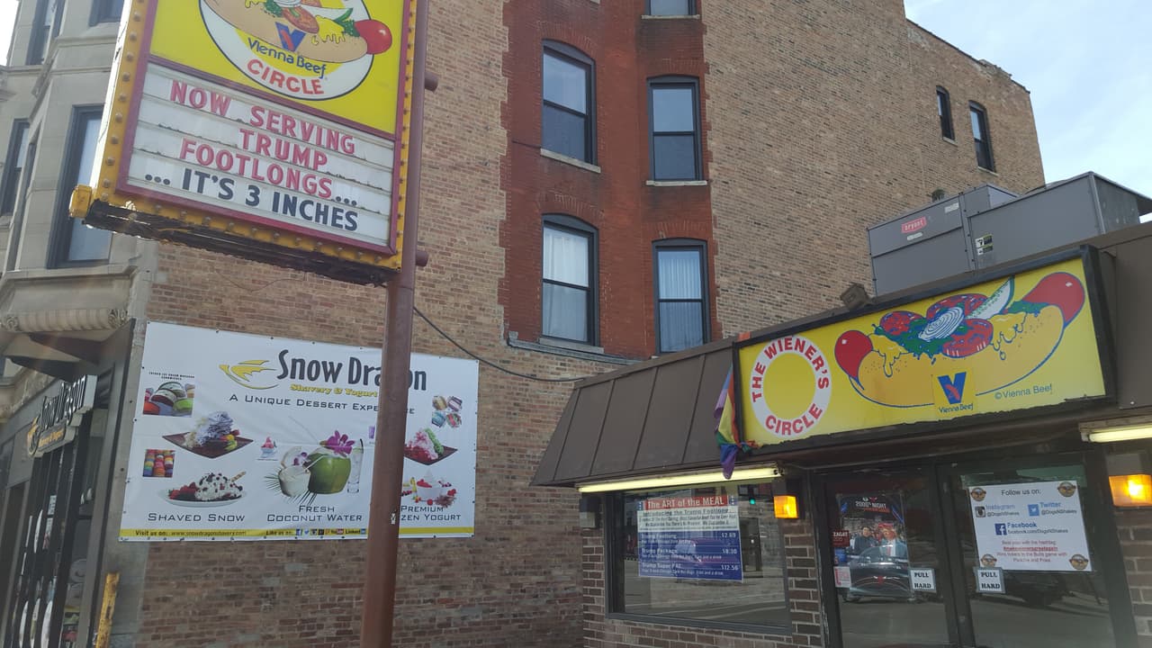 Esto a razón a que durante un acto de campaña, Marco Rubio hizo un comentario sobre el pequeño tamaño de las manos de Trump lo que ha desatado cierta polémica.