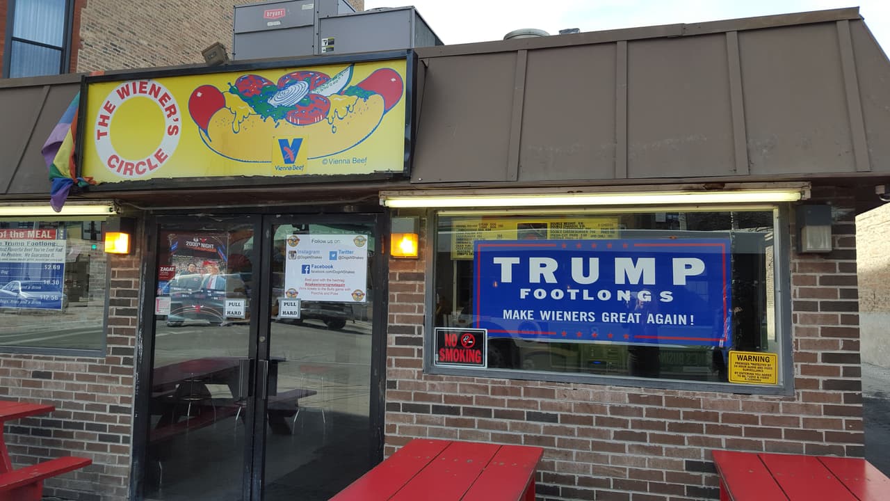 Para aprovechar el momento, todo el viernes, sábado y domingo el restaurante localizado en el 2622 N Clark St ofrecerá tres diferentes tipos de paquetes de hot dogs.