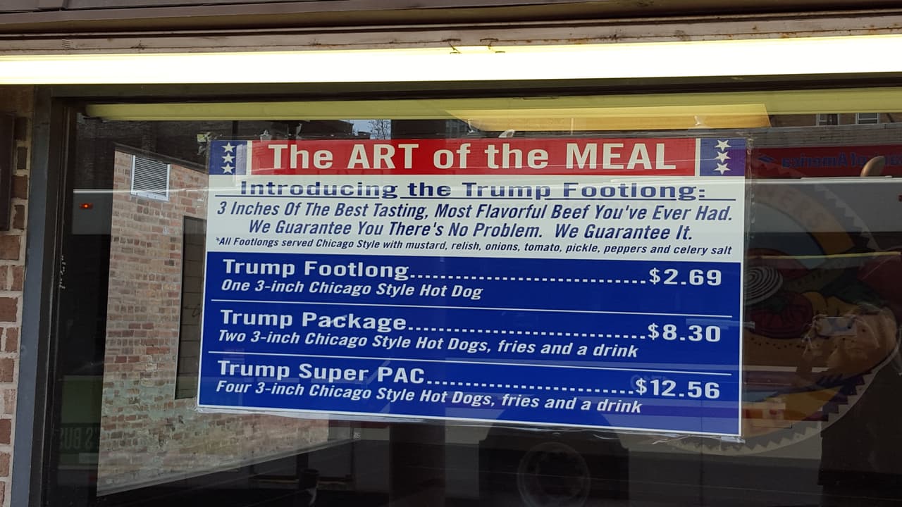 El “Trump Footlong”, un hot dog por $2.69, el “Paquete Trump”, que incluye dos hot dogs, papas y refresco por $8.30 y el “Trump Super PAC” con cuatro hot dogs, papas y refresco por $12.56. Tienes que verlo.