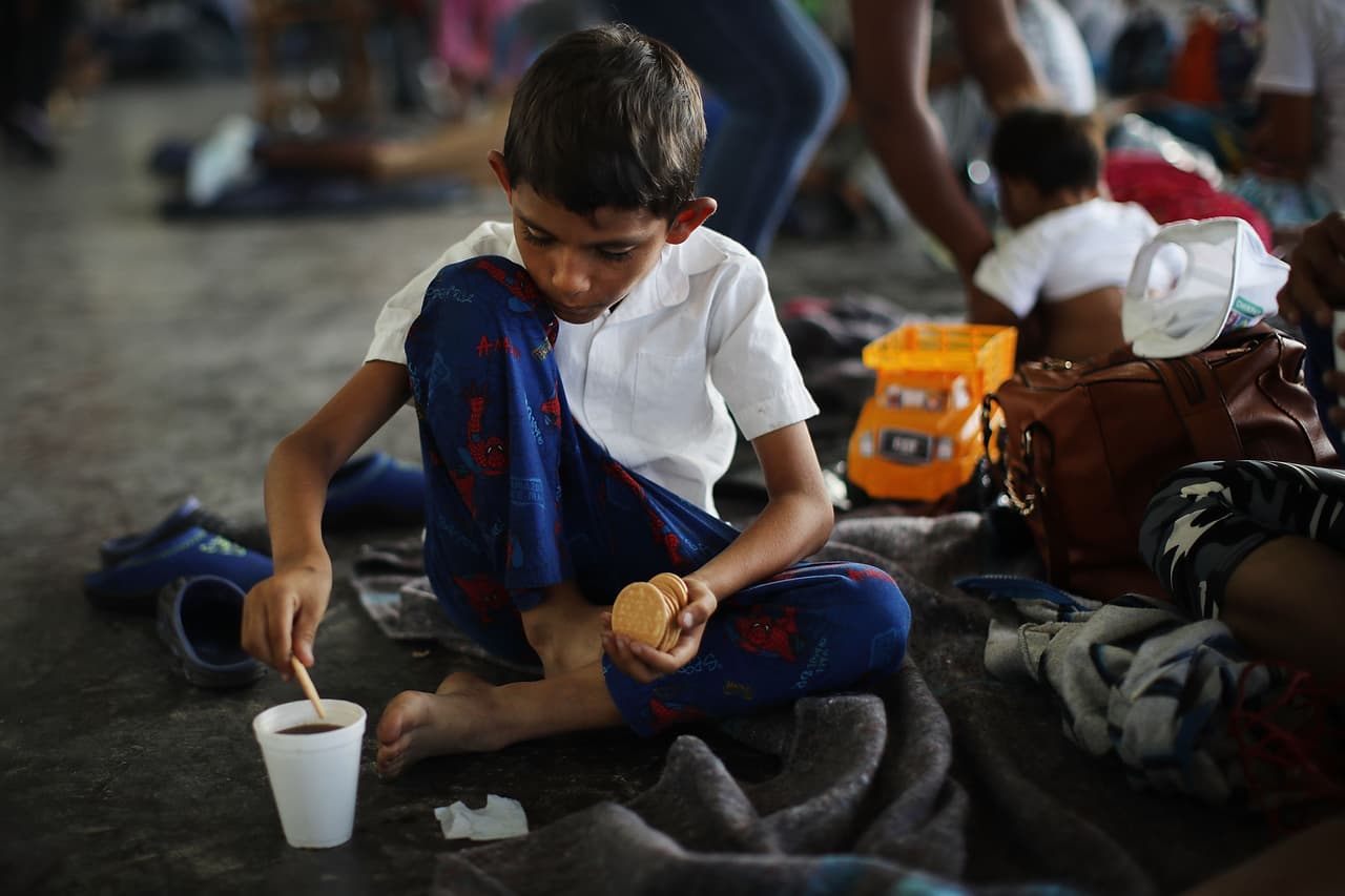 Preparan albergue para migrantes en la frontera, pero el gobierno de Biden insiste que la situación no ha cambiado