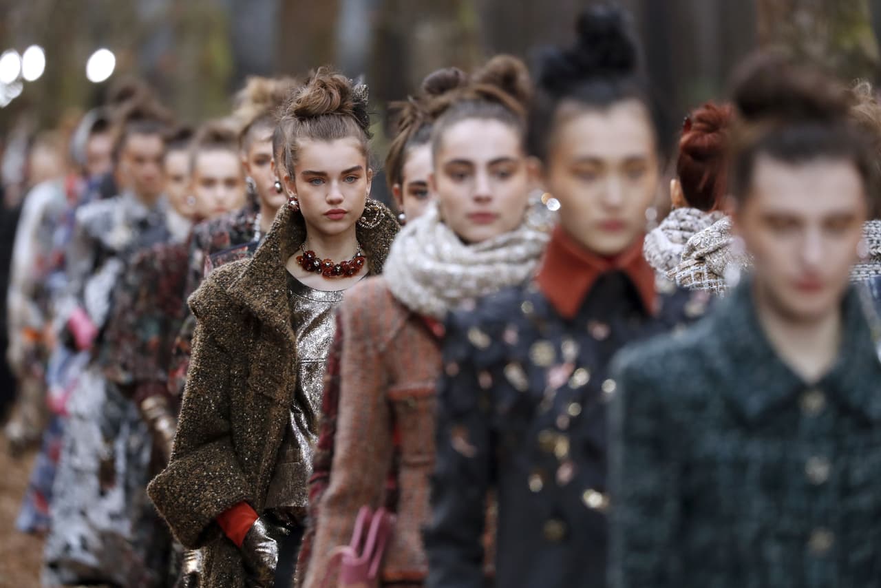 <b>Modelos</b>
<br>
<br>Salario promedio anual: 54,050 dólares.
<br>
<br>A pesar de su alta presencia en los medios, sólo están registrados como modelos 2,350 personas en el país. Es un oficio altamente especializado y que requiere atributos físicos muy específicos. Generalmente se encuentran alrededor de ciudades como Nueva York, Los Ángeles y Miami. Puede ser un trabajo muy exigente y su paga es relativamente baja.
<br>