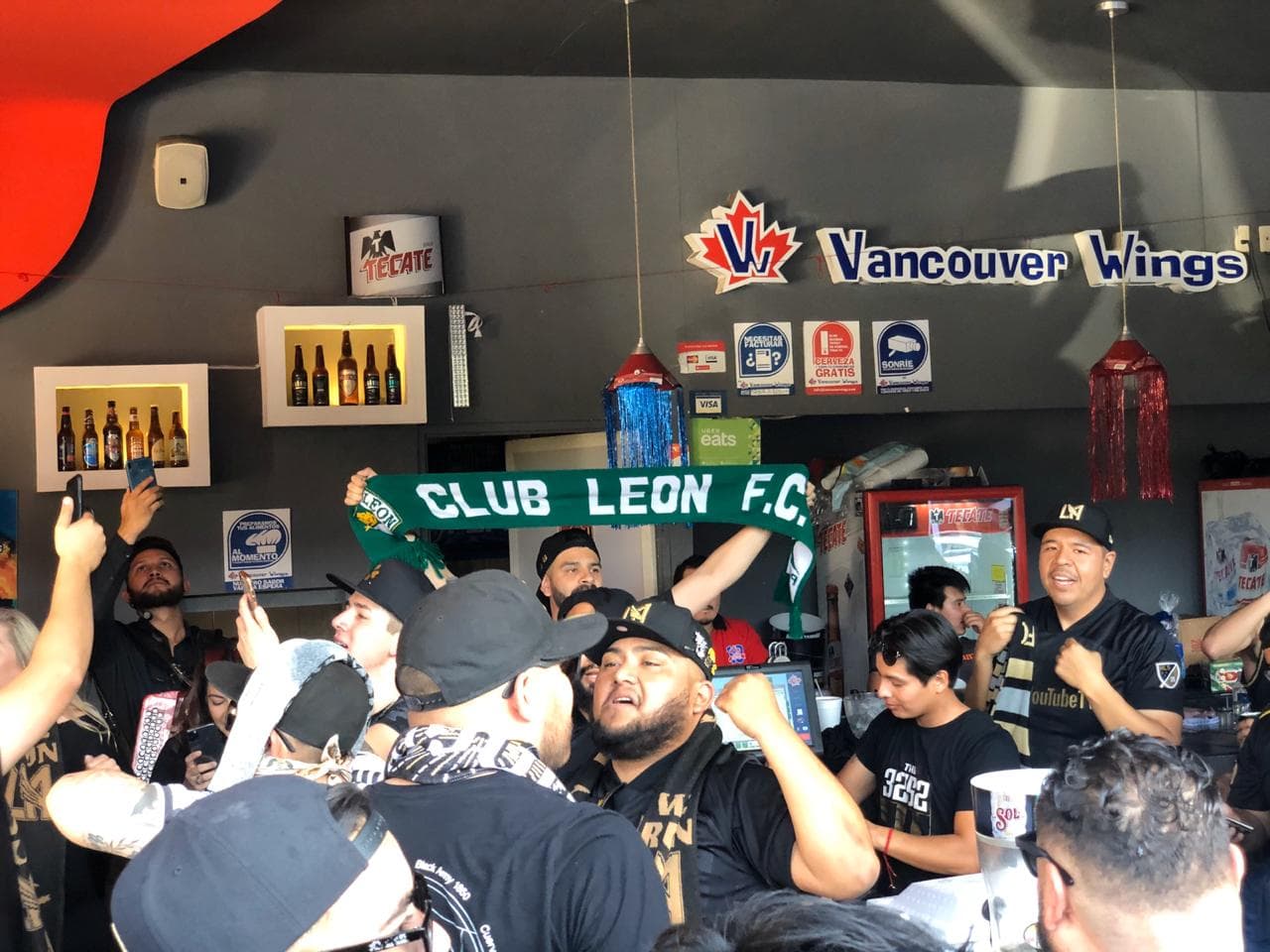 Muy prendida y animada la afición angelina, poniendo el color en León para alentar al LAFC.