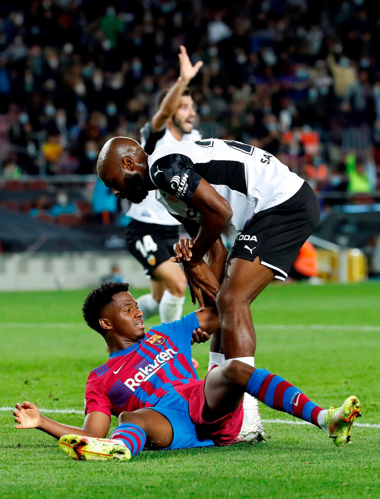 El Barcelona se lleva el triunfo sobre el Valencia con marcador 3-1, durante la novena jornada en La Liga. José Luis Gayá ponía arriba a los 'Chés' al minuto 5', pero Ansu Fati (13'), Memphis Depay con un penalti (41') y Philippe Coutinho (85') le dieron la victoria al equipo dirigido por Koeman.