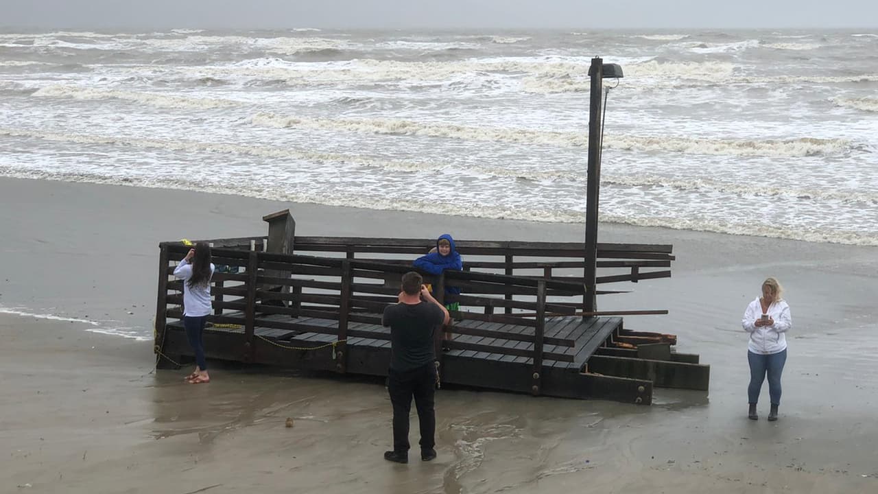 Un muelle colapsó en la madrugada del lunes y la corriente arrastró una parte a la orilla.
<br>