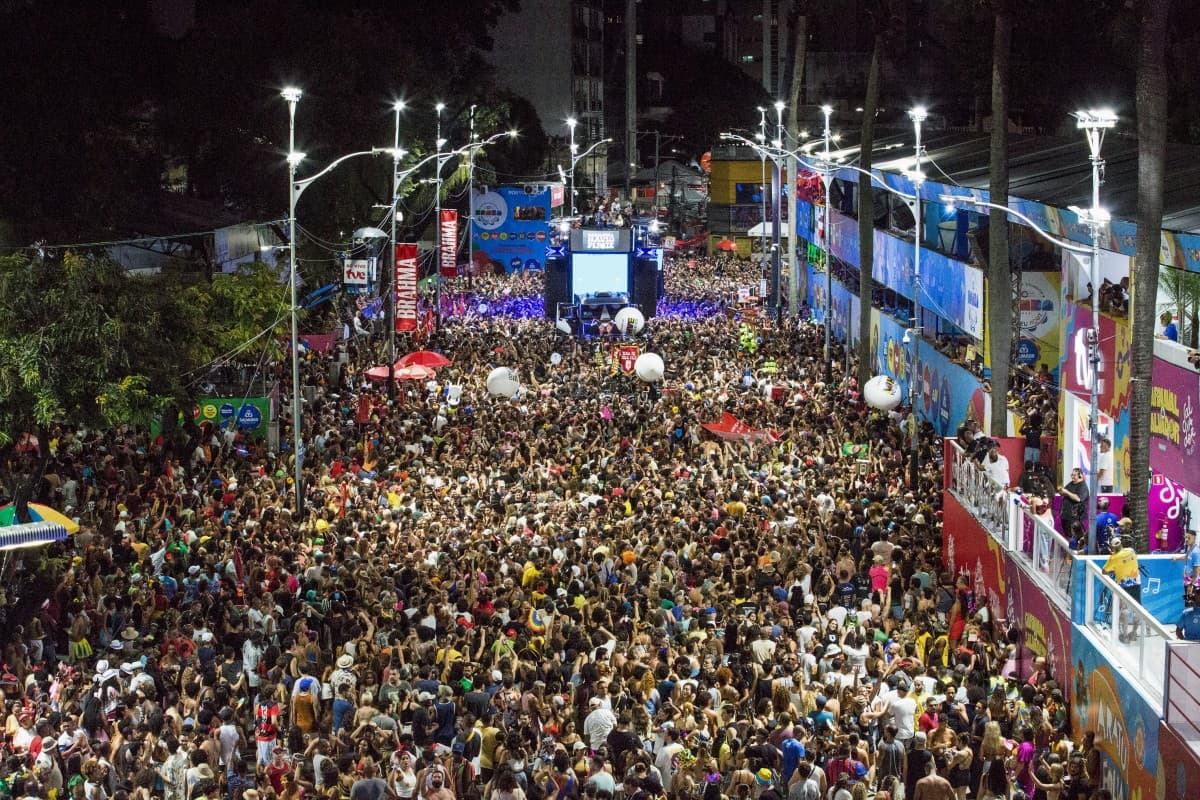 Policías con máscaras de “La Casa de Papel” detienen a ladrones de celulares en Carnaval de Río