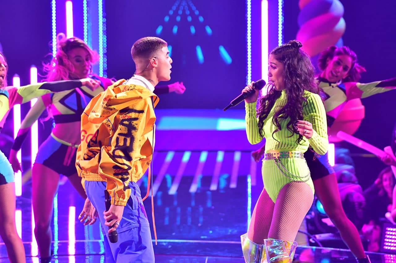 En su segunda aparición sobre la tarima, ya como tercera finalista del show, Navil cantó al lado de Lunay.
<a href="https://www.univision.com/shows/reina-de-la-cancion/navil-rox-y-lunay-se-prestan-a-la-aventura-de-cantar-a-dueto-en-reina-de-la-cancion-video" target="_blank">Interpretaron 'Aventura'</a>.