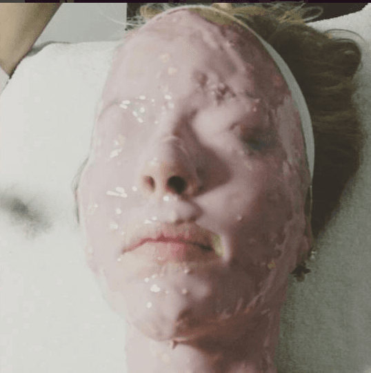 Ivanna Rodríguez se puso en manos de expertos con esta mezcla rosada, la verdad hay infinidad de mascarillas que te dejan la piel como de bebé.