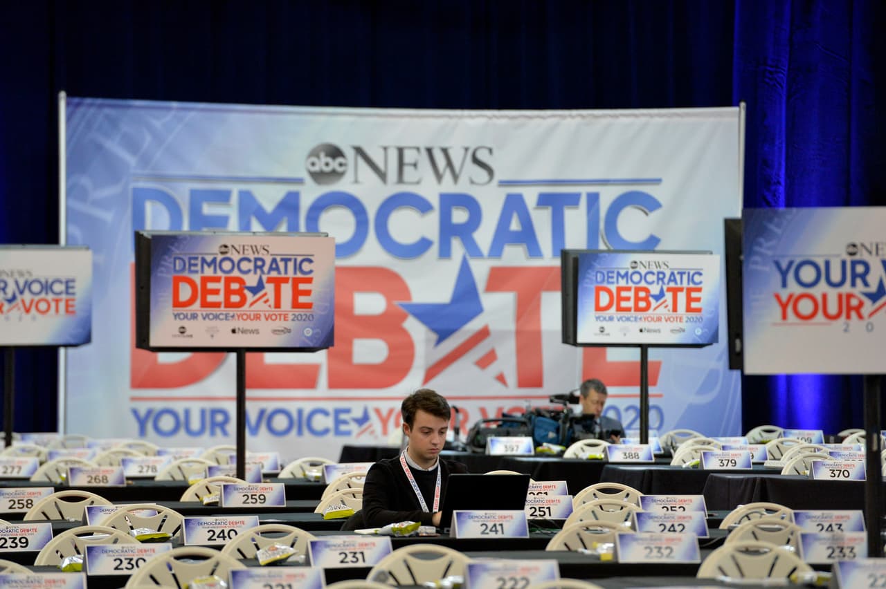 Los periodistas comienzan a instalarse para cubrir el debate en Anselm College, Manchester, New Hampshire.