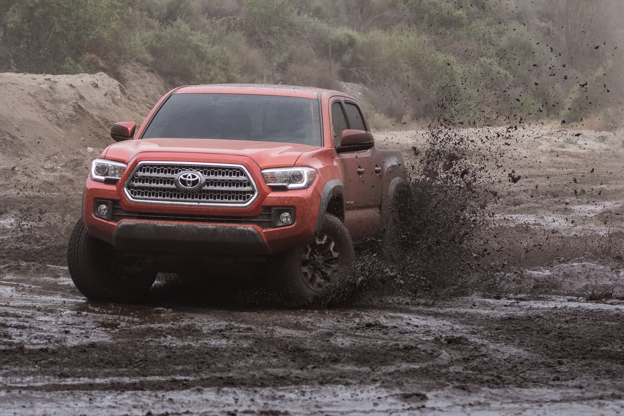 La pickup mediana Toyota Tacoma es una demostración de lo que Toyota es capaz de hacer cuando se lo propone. Basada en los viejos huesos de su predecesora la Tacoma 2016 es una pickup bella,ágil, capaz y potente que bien podría pasar como un diseño totalmente nuevo. Nos gusta particularmente en una tonalidad de rojo al que Toyota le dio el nada navideño nombre de 'Inferno'.