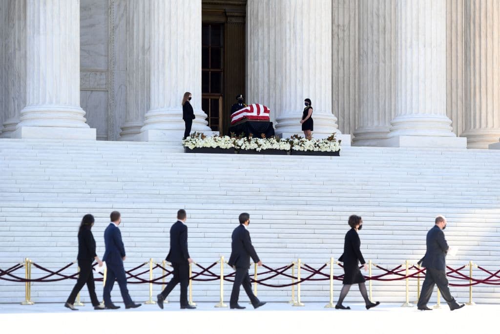El ataúd que contiene los restos de Ruth Bader Ginsburg en la parte superior de las escalinatas de la Corte Suprema, donde estará a la vista del público durante los próximos dos días.
<br>
<br>