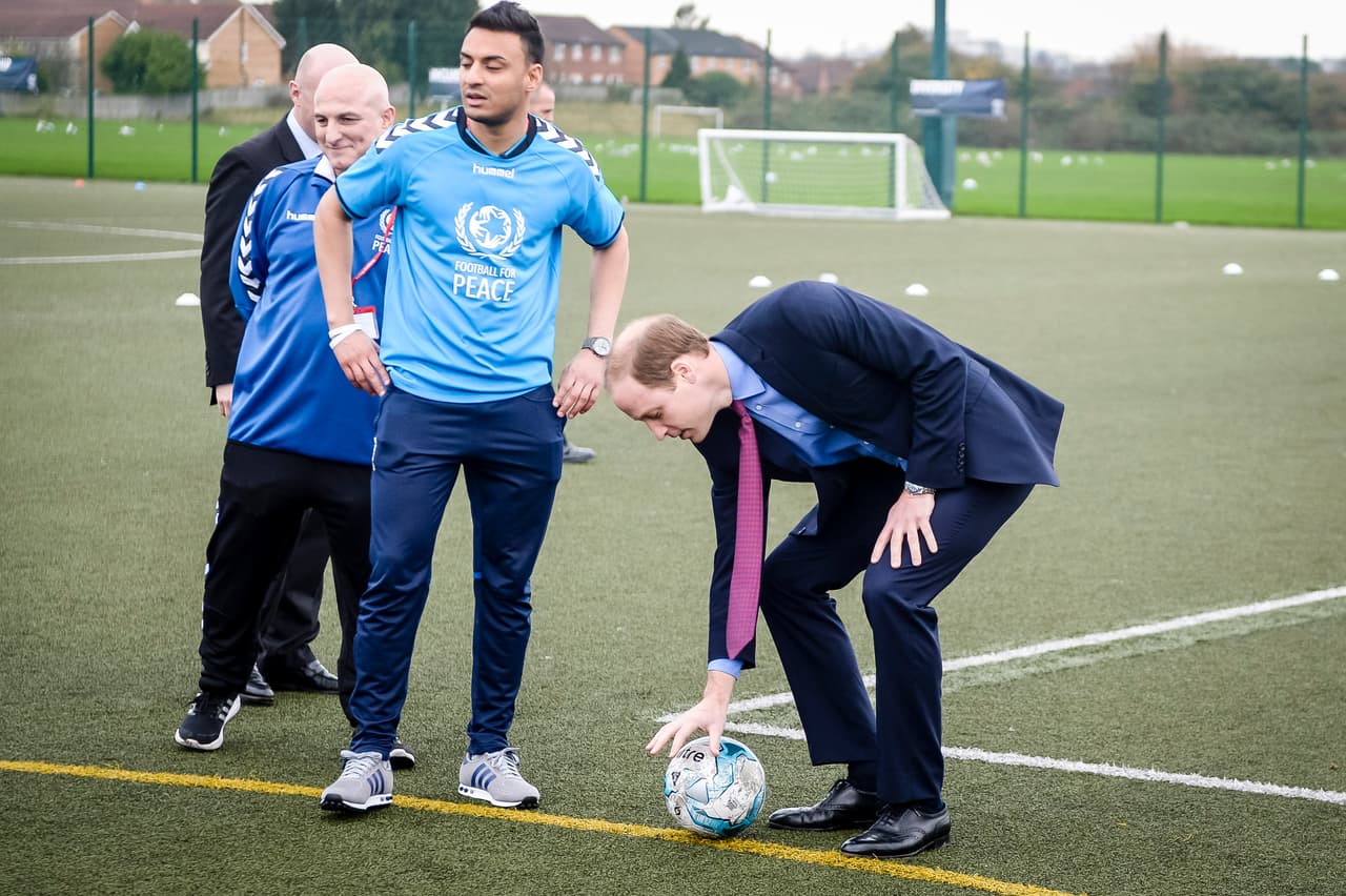 Pero después se acercó más al campo y acomodó su balón.