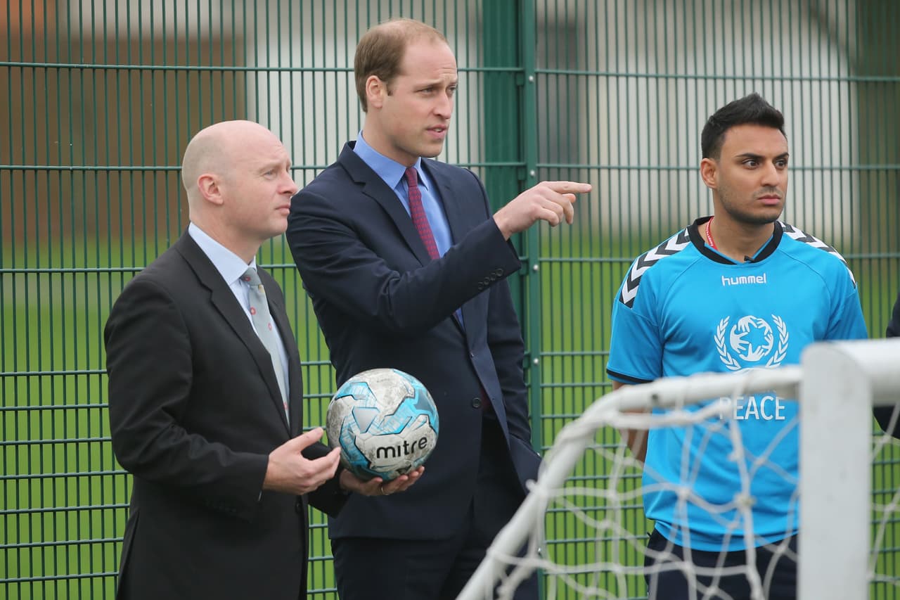 Él observó durante algunos minutos el entrenamiento de los pequeños.