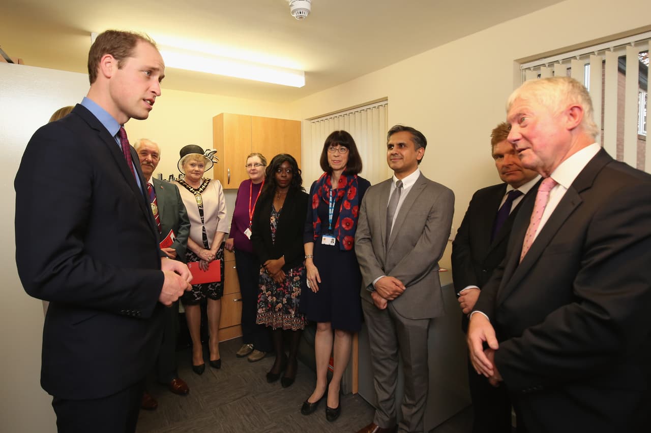 El príncipe también visitó algunos hospitales y se reunió con los encargados de sus demás proyectos.