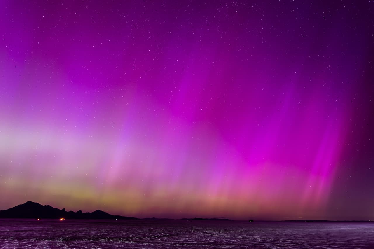 Una tormenta geomagnética iluminó el cielo nocturno con las luces de la aurora boreal sobre las salinas de Bonneville en Wendover, Utah.