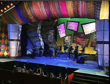 <b>1994</b>
<br>La escenografía de la entrega de ese año fue sumamente artística, ya que se inspiró en las obras de Salvador Dalí.