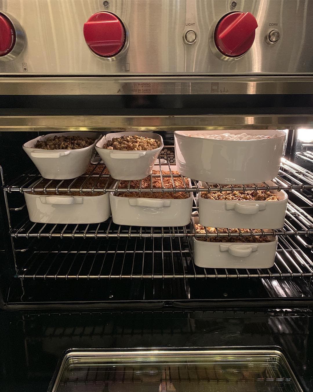 La encargada de cocinar el pavo y la cena para la celebración de la numerosa familia fue Kendall Jenner, quien aprendió la receta de su hermana Kourtney, según consta en un video que compartió en sus stories de Instagram.