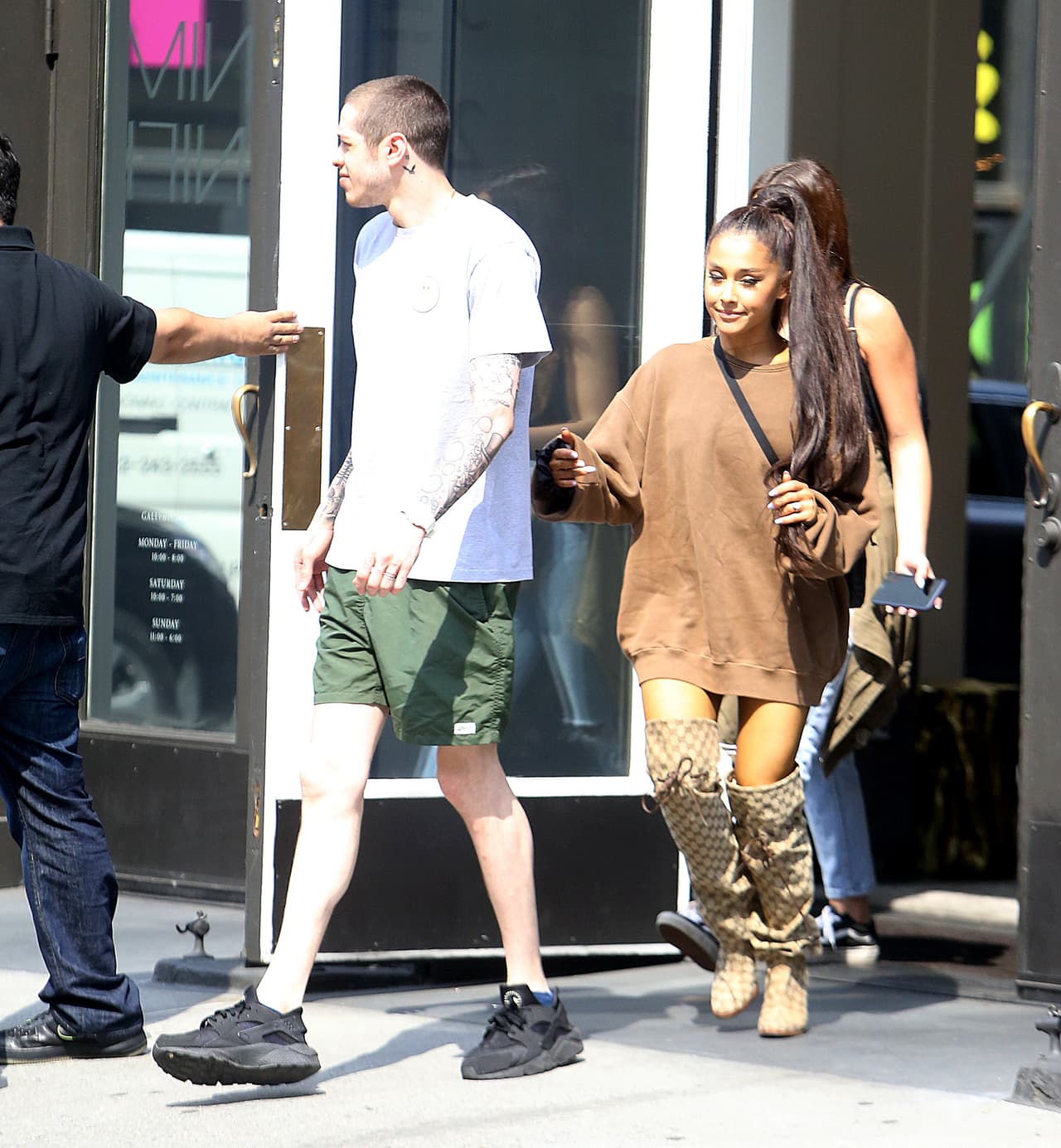 También es grande el anillo de compromiso que le regaló el actor, una exclusiva pieza que le costó
<a href="https://www.univision.com/entretenimiento/ya-sabemos-cuanto-gasto-el-prometido-de-ariana-grande-en-su-anillo-de-compromiso-y-no-fue-poco"><b>93,000 dólares</b></a>
<b>.</b>