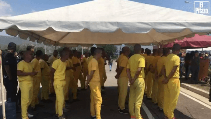 Presos de la penitenciaría de Santa Ana, en la frontera, fueron llevados al acto a favor de Maduro.