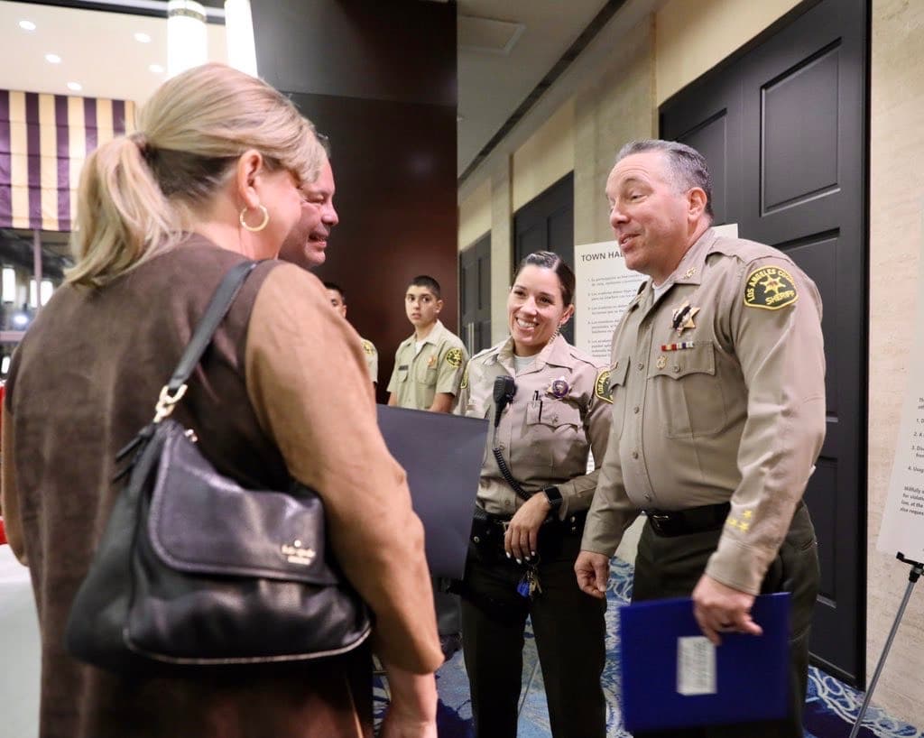 Sheriff de Los Ángeles deja en libertad a cientos de presos encarcelados por delitos no violentos