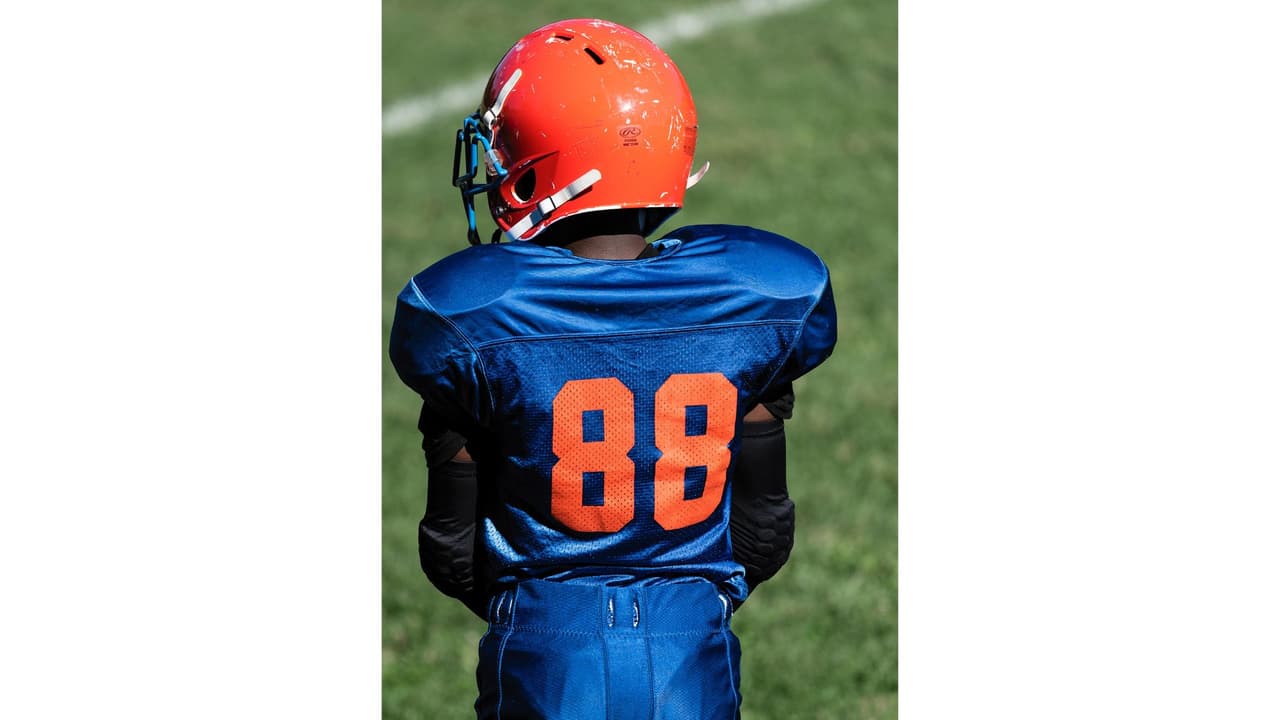 El niño está disfrutando el deporte y así se lo demostró a su entrenador