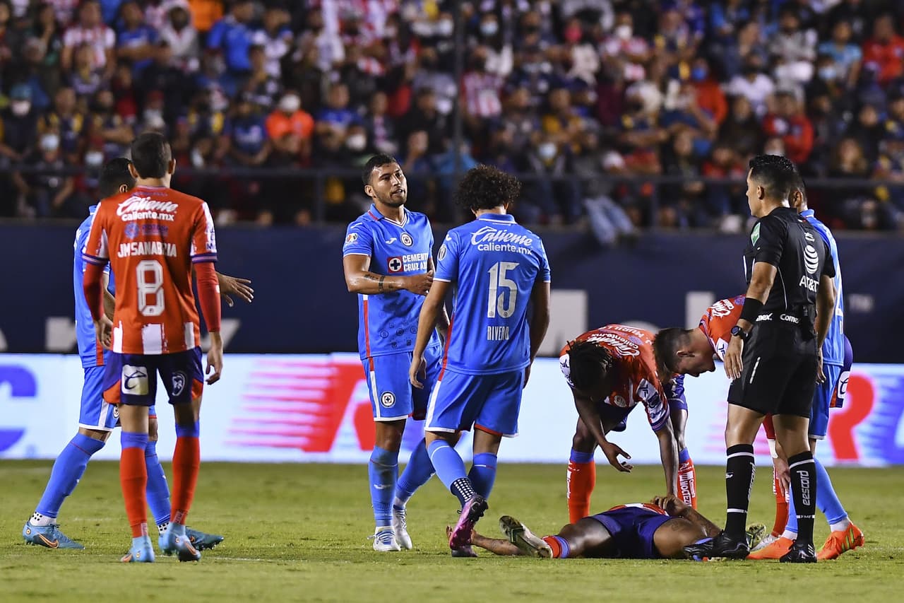 Sebastián Jurado se convirtió en héroe de un Cruz Azul que también vio como Santi Giménez y Alejandro Mayorga se fueron lesionados y ahora son grandes dudas para el fin de semana. San Luis se cansó de fallar.