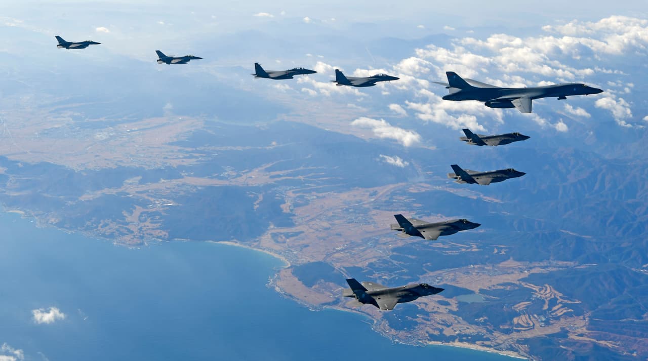 <b>Tensión en el aire.</b> Aviones de la Fuerza Aérea estadounidense y de Corea del Sur sobrevuelan la península coreana, en durante un ejercicio militar combinado el 6 de diciembre de 2017. Una respuesta a la carrera armamentista de Corea del Norte, que no se detiene en la construcción de misiles de alcance intercontinental.