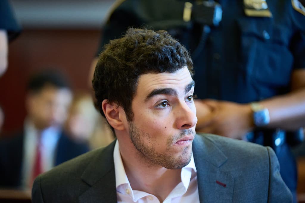 Abogados de Mangione buscan retrasar juicios estatales y federales hasta 2027