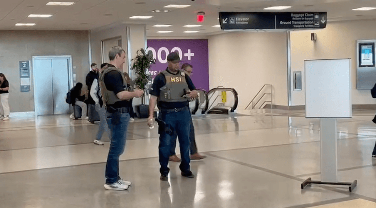 <b>La terminal E registró filas kilométricas que iniciaban desde el área de reclamo de equipaje, con tiempos de espera estimados en hasta 230 minutos según la página Flight to Houston</b>, aunque algunos viajeros reportaron haber permanecido mucho más tiempo en la fila.