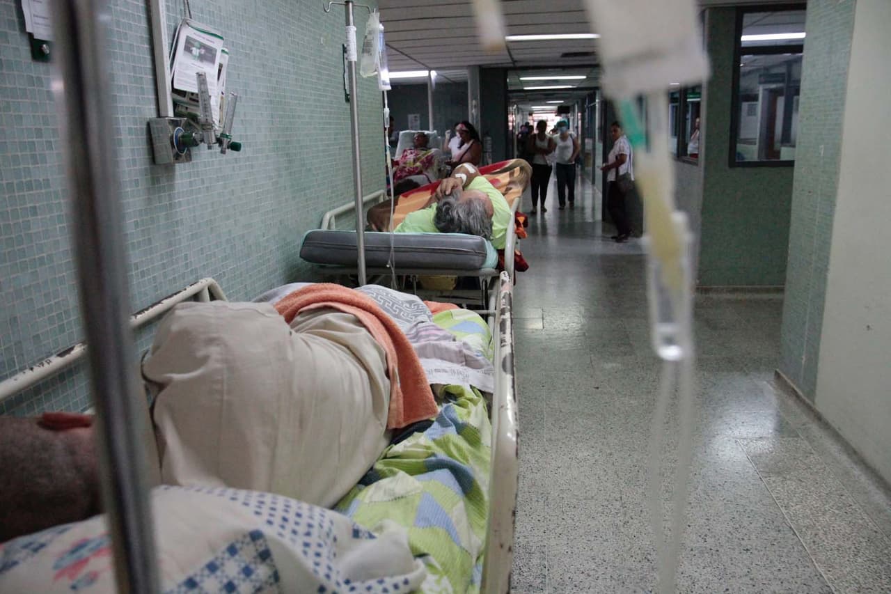 La sala de urgencias a veces se llena tanto que los pacientes reciben atención en los pasillos del hospital pues no hay cuartos para todos.