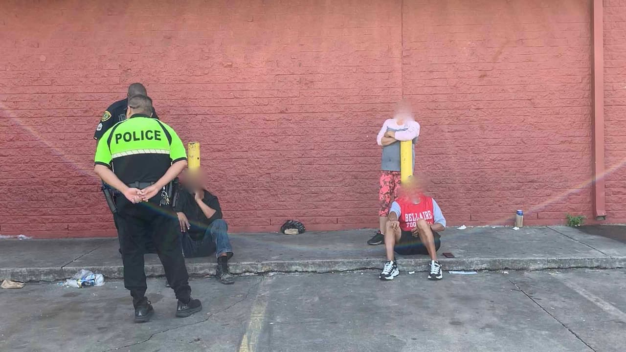 La mujer dijo que estaba ahí mientras su esposo trabajaba y luego se iría a recoger a sus hijos a la escuela.