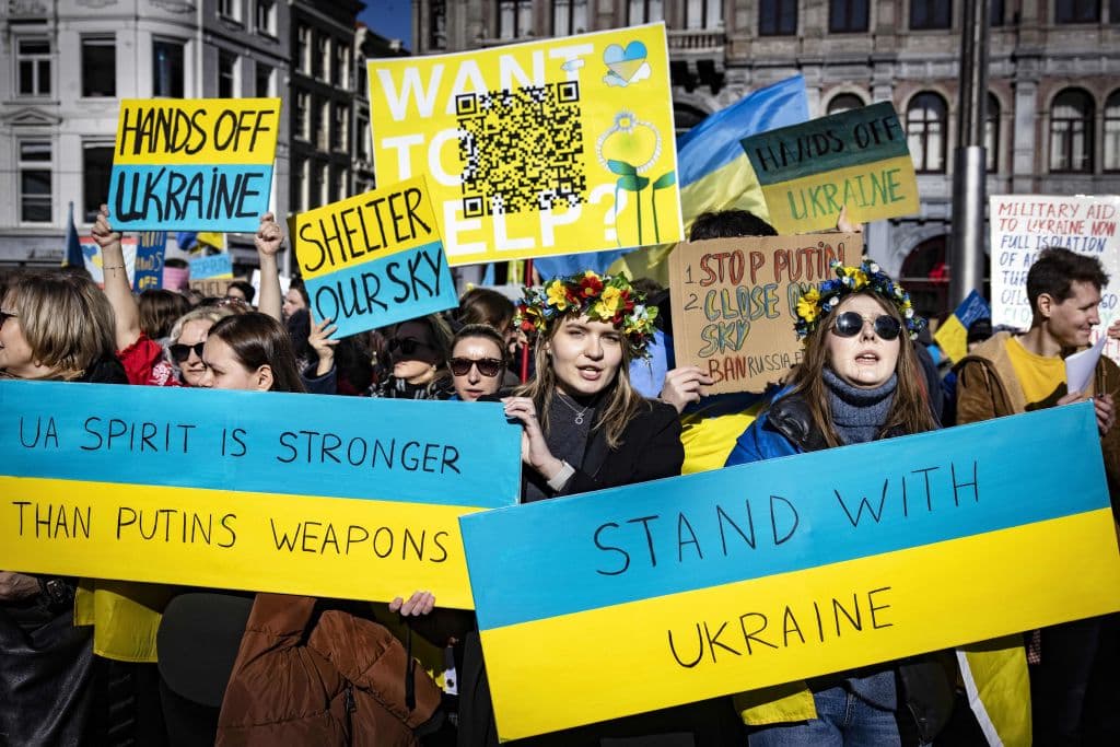 "El espíritu de Ucrania es más fuerte que las armas de Rusia", se lee en la pancarta de una de las manifestantes que este domingo protestó en Amsterdam contra el ataque ruso a Ucrania.