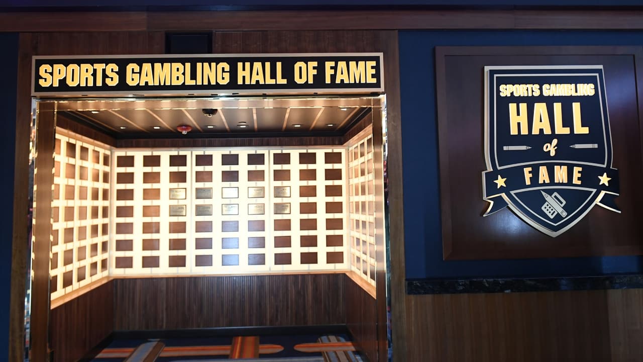 Antes de iniciar con esta lista de los más grandes ganadores de las
<a href="https://www.hardrock.bet/florida/" target="_blank">apuestas deportivas en Florida</a> y EEUU, debes saber que no son los únicos que han resignificado y transformado el mundo de las apuestas, y que todos aquellos que no se encuentran aquí, pero han sido un parteaguas de la industria son honrados y reconocidos en el Salón de la Fama de las Apuestas Deportivas, en Las Vegas.