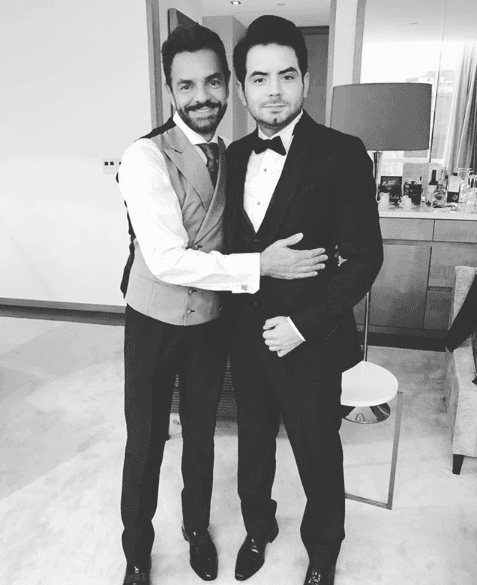 <b>Eduardo</b> no se quedó atrás y también publicó una fotografía junto a su padre, por lo que varios seguidores destacaron el gran parecido que tienen.