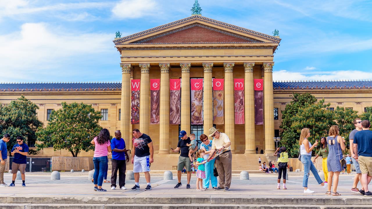 <b><a href="https://philamuseum.org/" target="_blank">Philadelphia Museum of Art</a></b>: Si bien no es gratis, las familias tienen la oportunidad de obtener una entrada con descuento al famoso Museo de Arte de Filadelfia todos los viernes por la noche de 5 a 8:45 p. M. Y el primer domingo del mes de 11 a. m. - 5 p. m. se pide a los clientes que paguen lo que deseen para la admisión, comenzando con una donación de al menos un centavo.