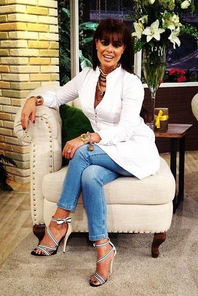 Después de su boda
<b><a href="http://www.univision.com/temas/yadhira-carrillo">Yadhira Carrillo</a></b> dejó por completo los melodramas, pero hizo varias apariciones como conductora en el programa '
<b><a href="http://www.univision.com/shows/hoy">Hoy</a></b>'.