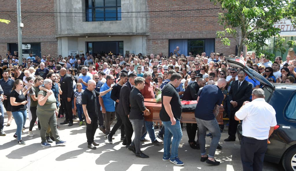 Familiares y amigos se reunieron en San Martin de Progreso (Argentina) para darle la despedida al argentino Emiliano Sala, fallecido en un accidente aéreo.