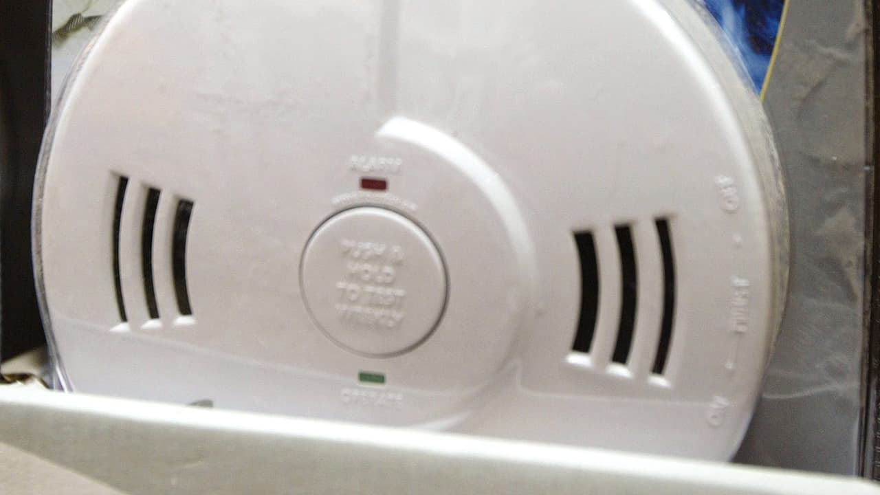 Detectores de humo en una tienda de home Depot.