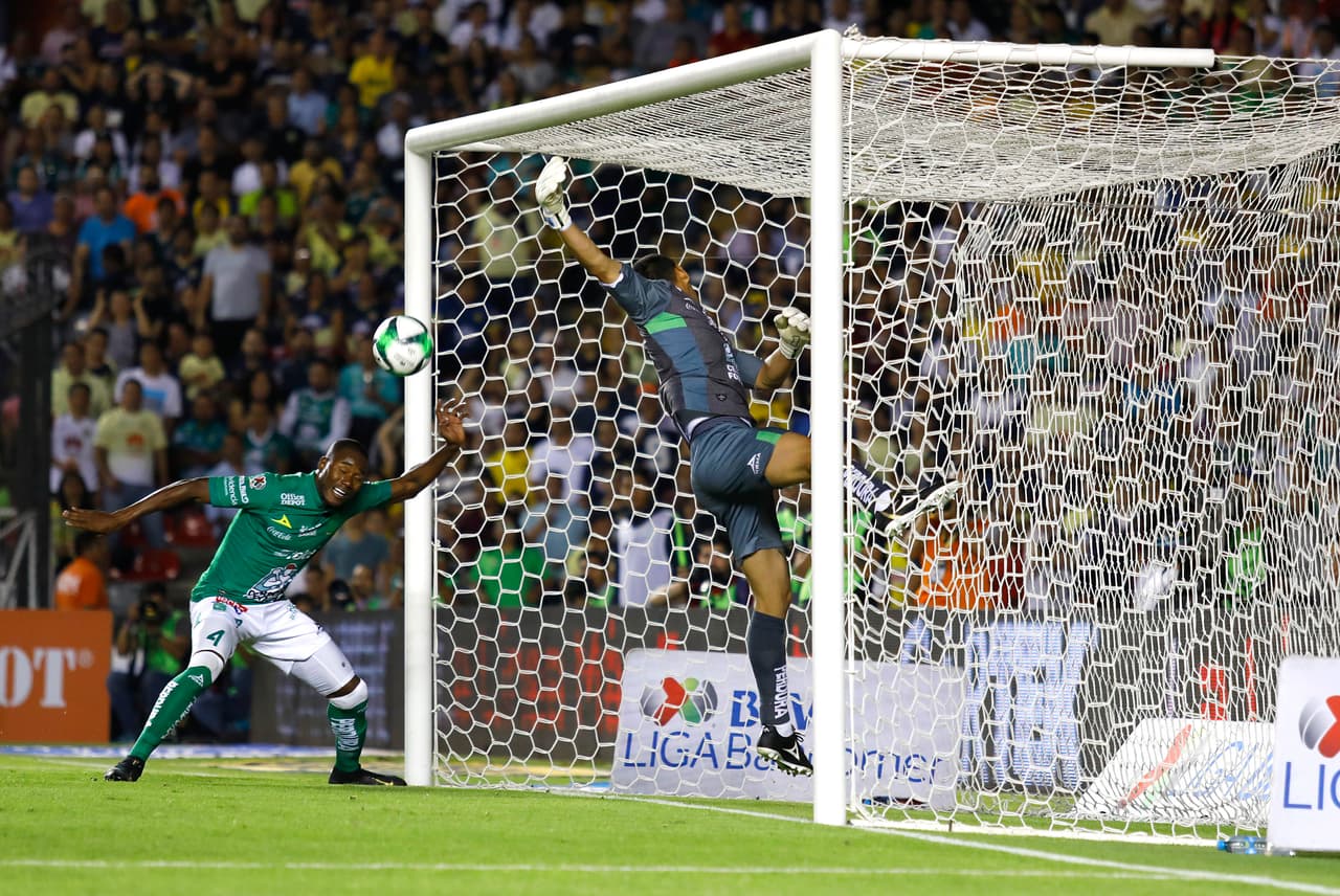 Y así de cerca estuvo América de marcar el primer gol. A centímetros, pero la defensa, en la raya, lo impidió.