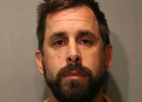 Acusan a exprofesor de poner una cámara en el baño de maestros en escuela primaria