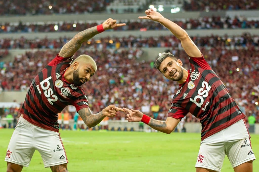 <b>Gabriel Barbosa y Giorgian De Arrascaeta</b>
<br>‘Gabigol’ y Giorgian, jugadores del Flamengo, celebraron el 1-0 contra Santos con la fusión de Dragon Ball.