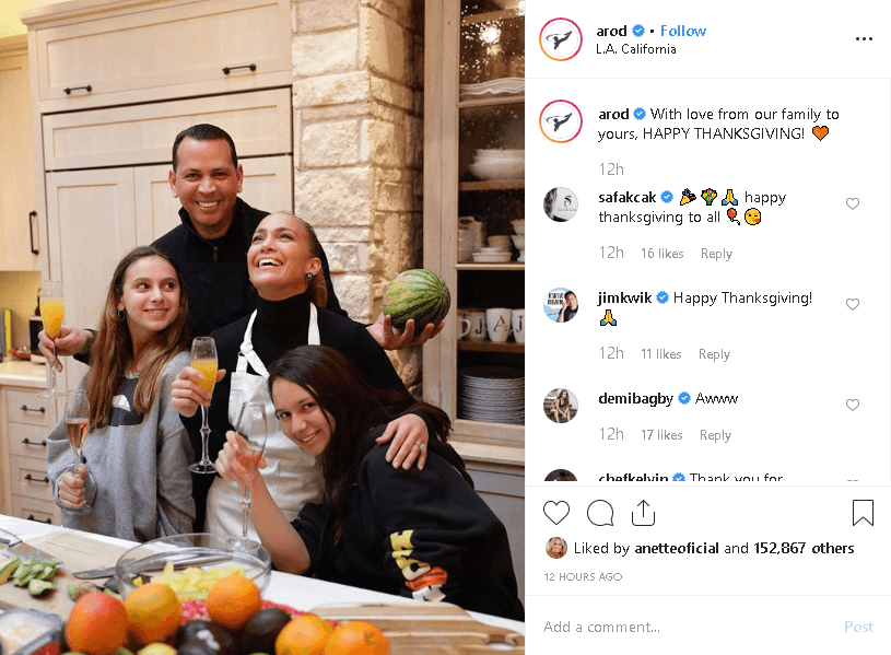 ARod retomó una de las imágenes, en donde aparece con JLo y sus dos hijas, para expresar un mensaje de buenos deseos a sus seguidores. "
<b>Con amor de nuestra familia a la suya</b>, ¡Feliz Acción de Gracias!", escribió el exdeportista en
<b><a href="https://www.instagram.com/p/B5bvqXygM-V/" target="_blank">Instagram</a></b>.
