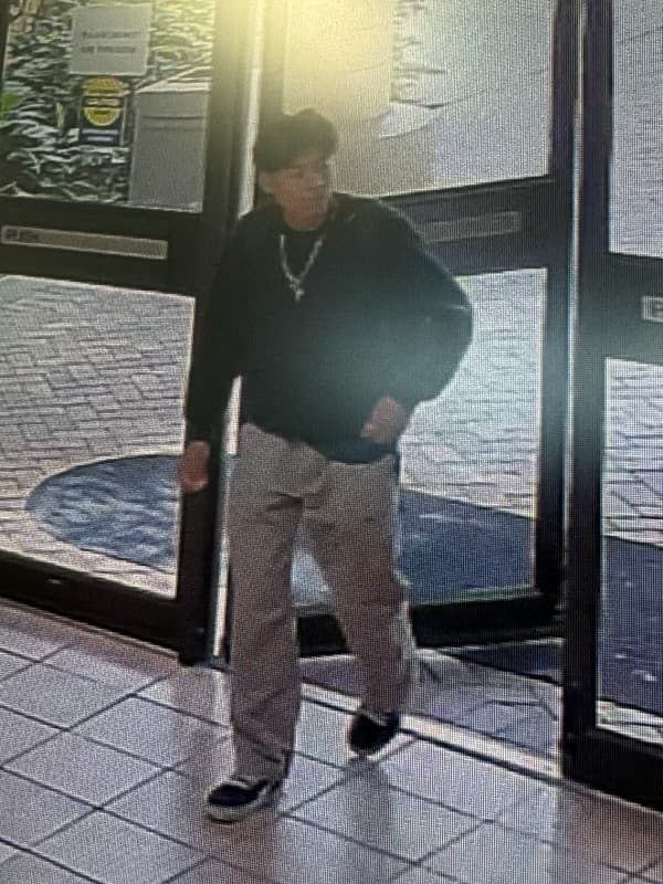La Policía publicó en redes sociales fotos del sospechoso y solicitó ayuda del público para encontrarlo.