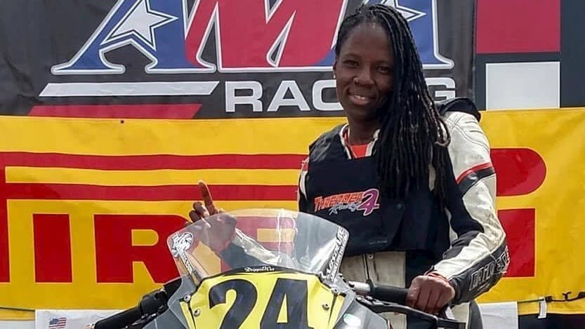 <b>Joi SJ Harris </b>originaria de Brooklyn fue la primera afro-estadounidense en
<b>correr profesionalmente como piloto de pistas.</b>