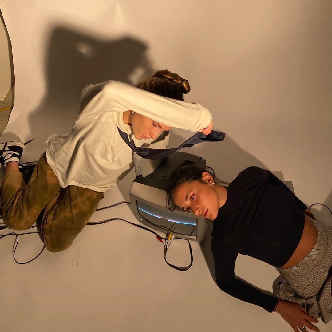 Ellas comparten hasta las aficiones, a Nicole le encanta modelar y Hannah disfruta estar tras el lente creativo.